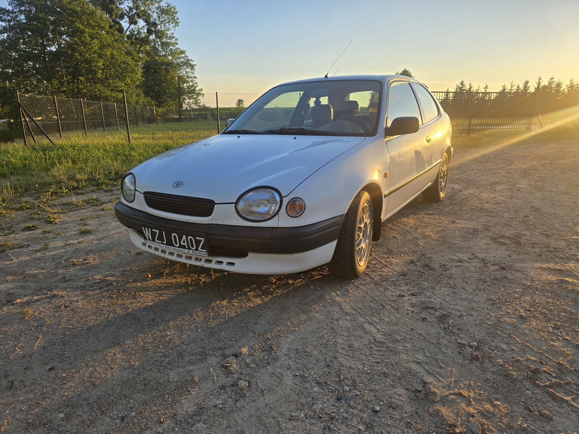 Toyota Corolla e11 czarne blachy gwint