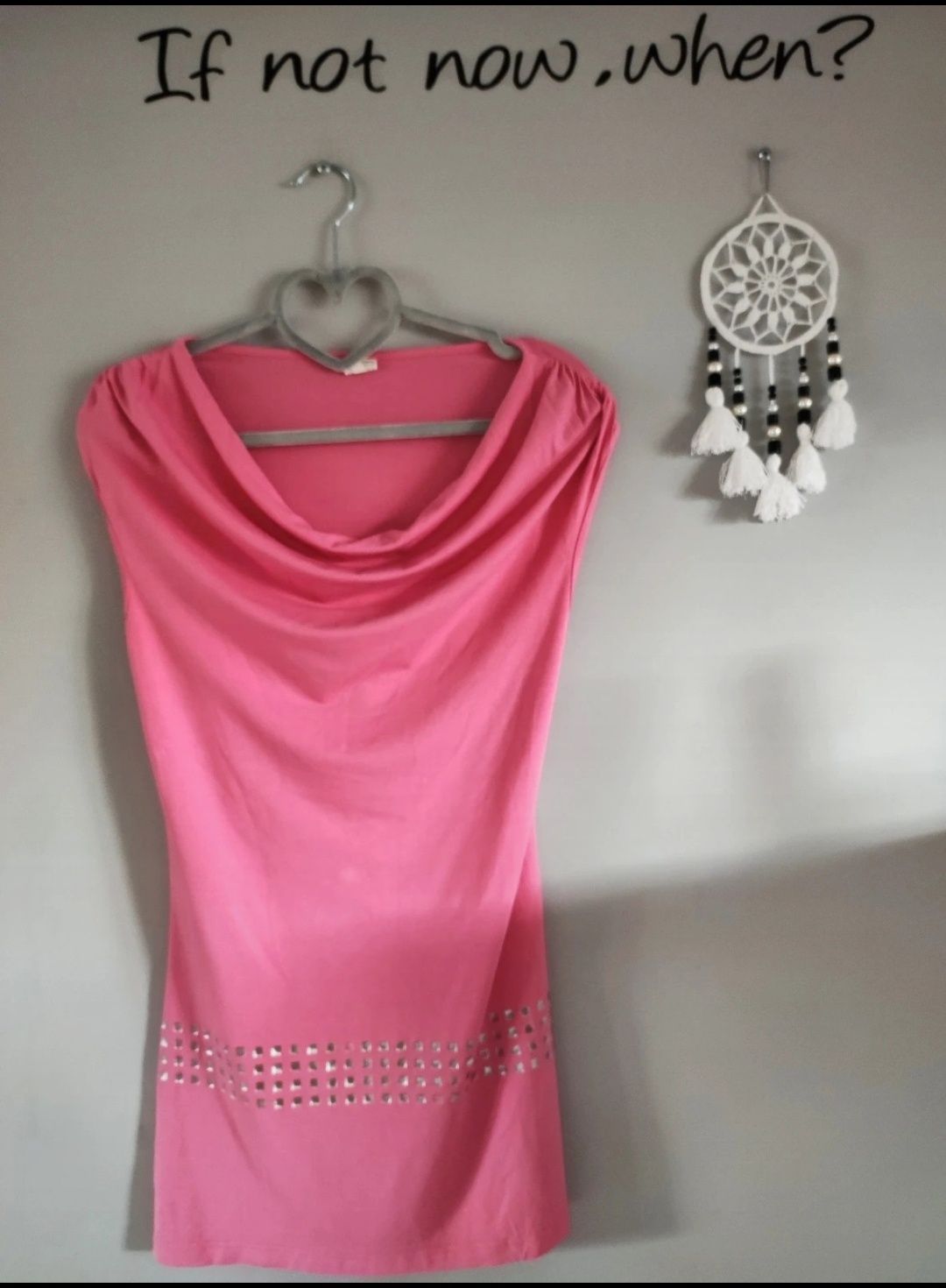 Różowa sukienka z krótkim rękawem