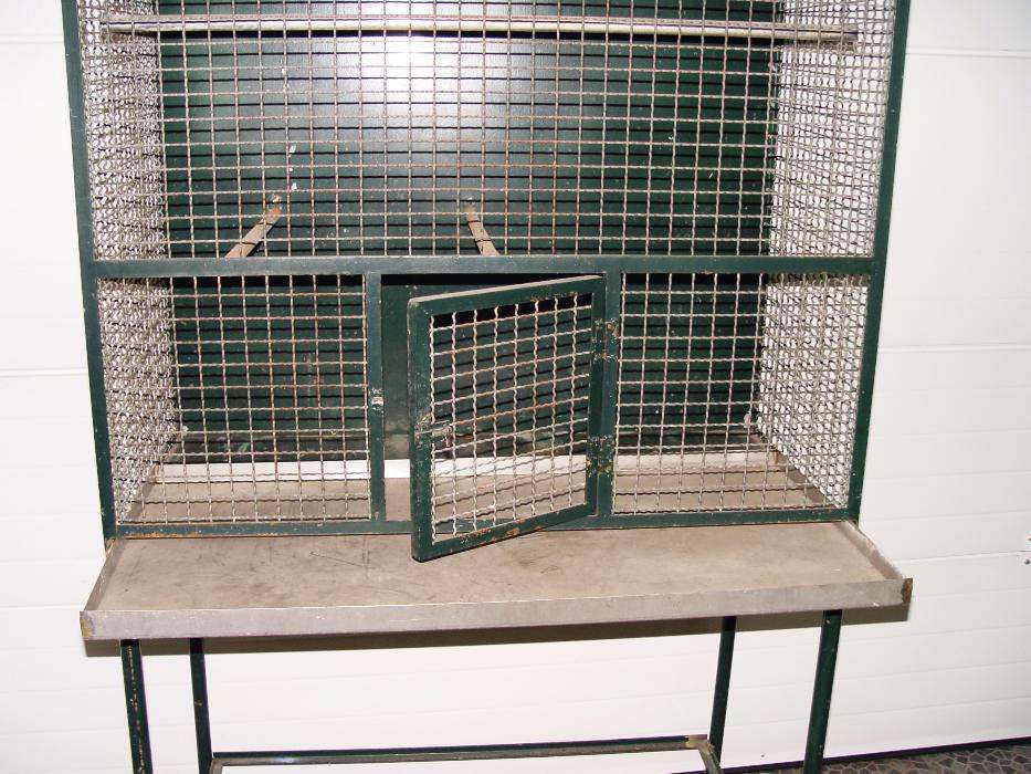 Gaiola Grande com Rodas e Tabuleiro em Inox