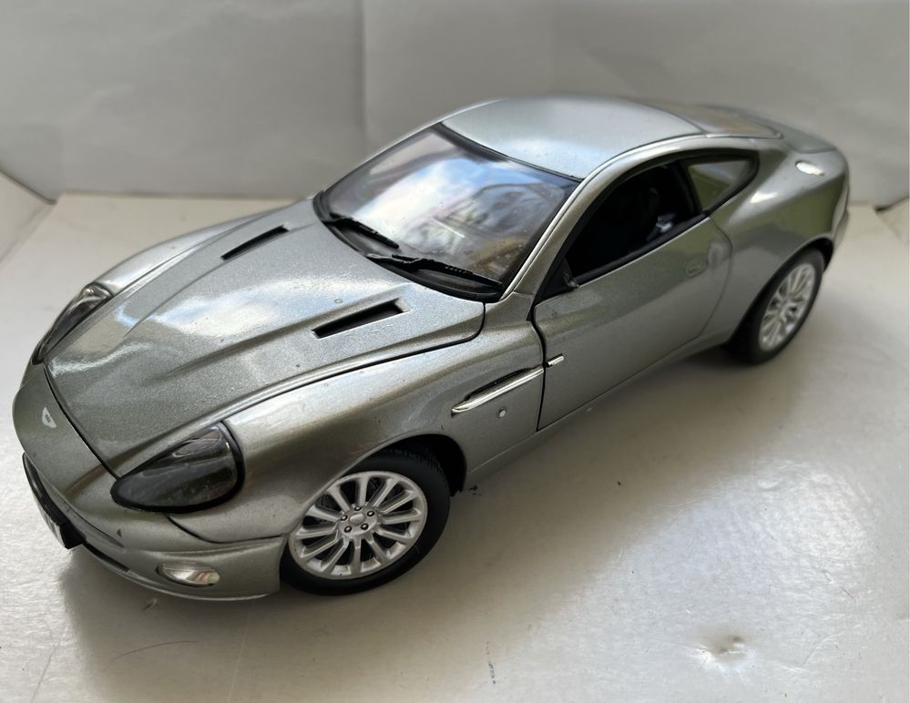 Model samochodu w skali 1:18 Aston Martin Vanquish JoyRide James Bond