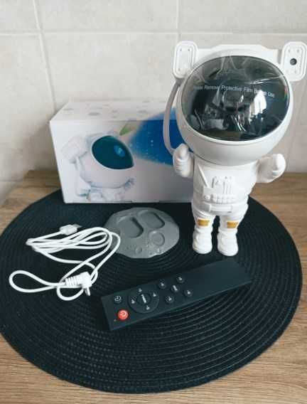 Ночник Астронавт на пульте на подарок новый высотой 20см.