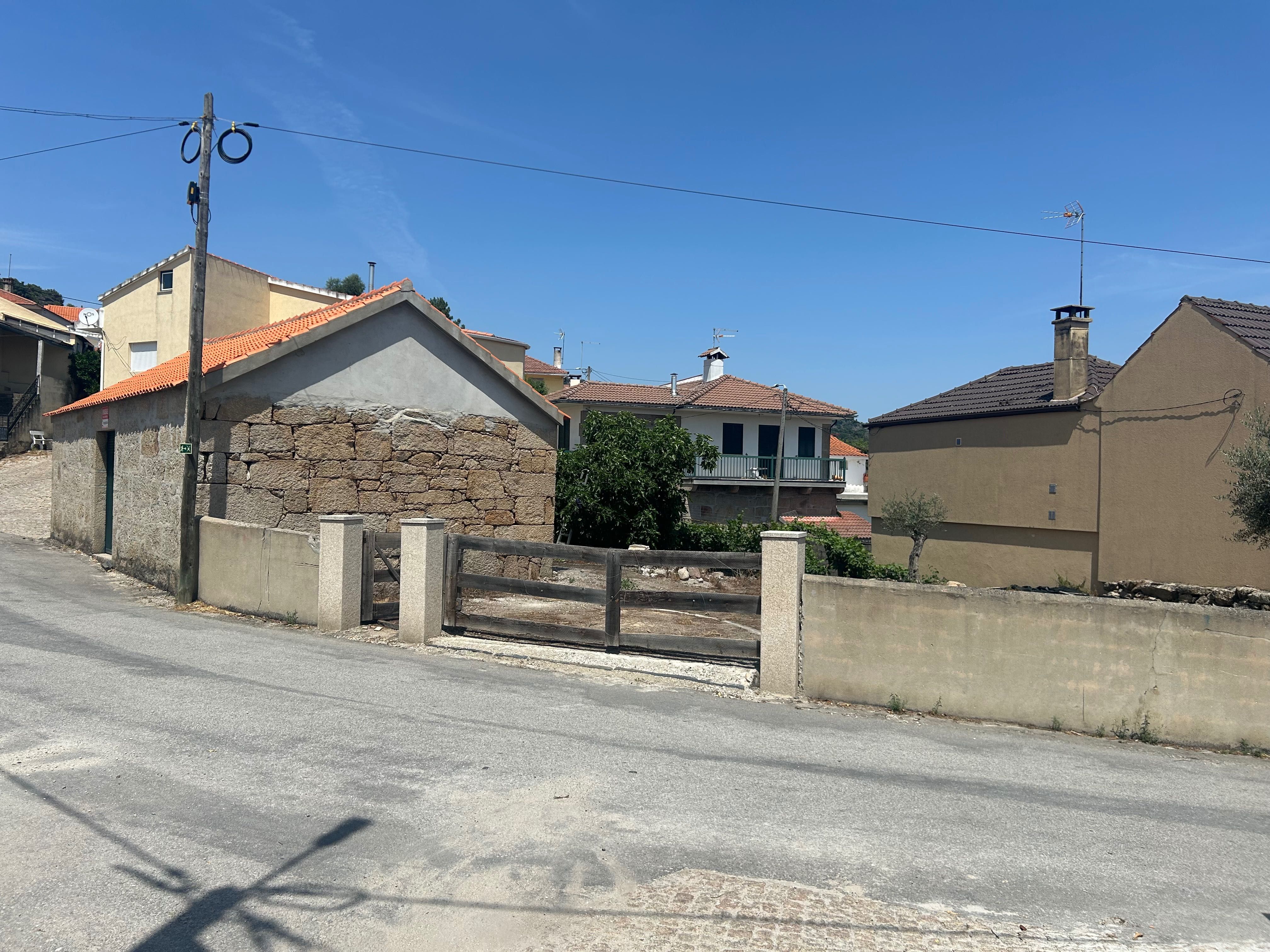 Casa com terreno na aldeia de Campelos, Carrazeda de Ansiaes