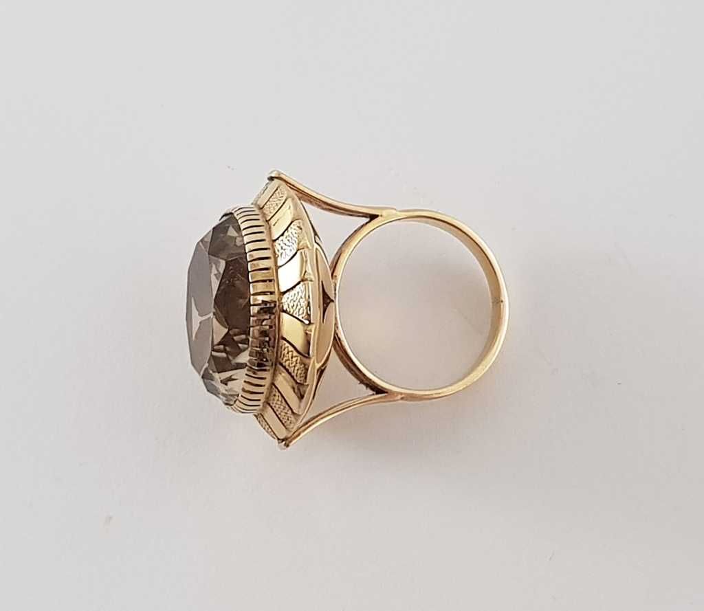 Złoty pierścionek  zdobiony kwarcem dymnym 24 ct z lat 50-tych XX w