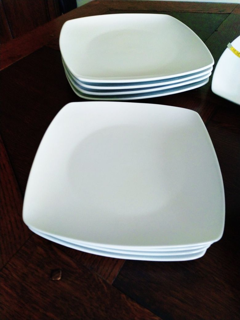 Serviço de 12  peças de jantar de porcelana  ARC,  usado, em muito bom