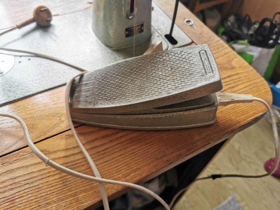 Maszyna do szycia z szafką Łucznik