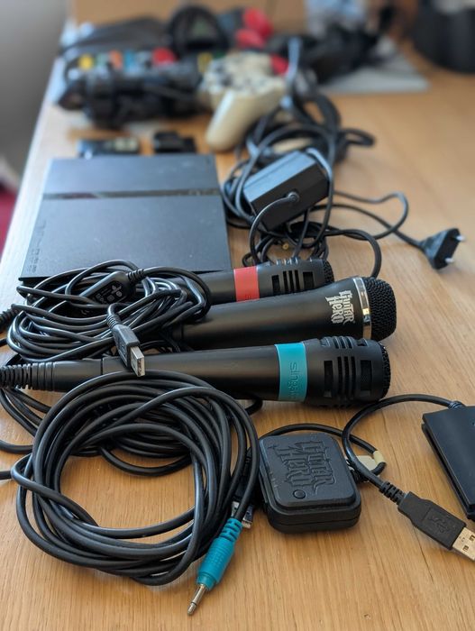 PS 2 Slim+Comandos+Microfones+Comandos Buzz+Cartões Memória+20 Jogos