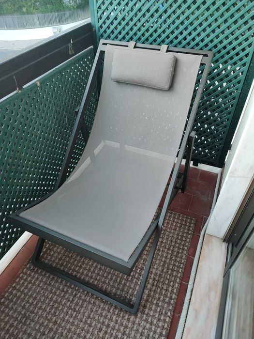 Mesa exterior e espreguiçadeira em ótimo estado