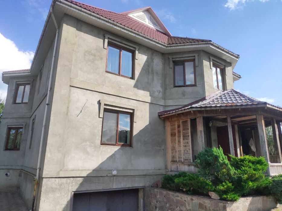 Продається сучасний двоповерховий будинок в селі Станишівка