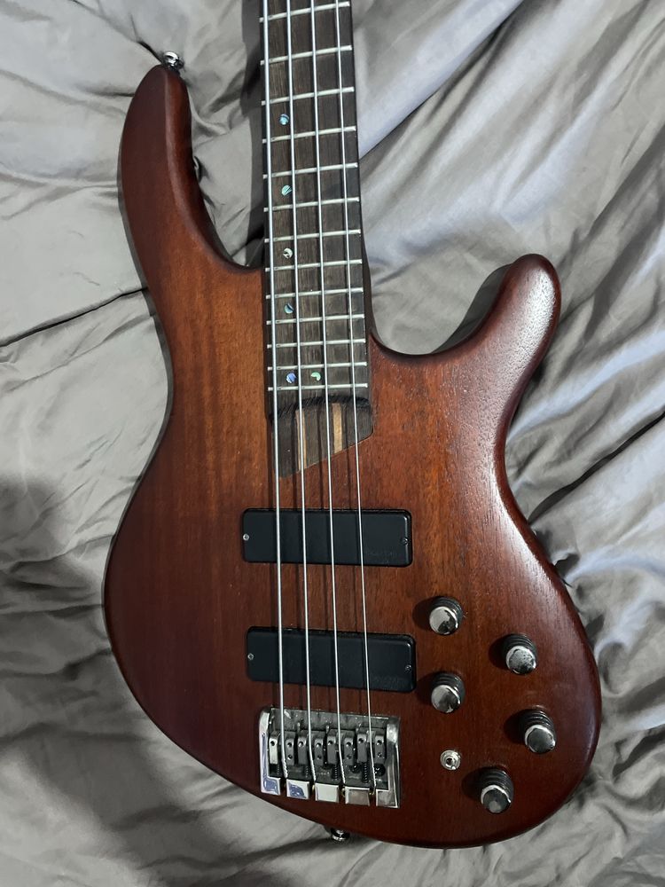 Gitara basowa Cort B Plus