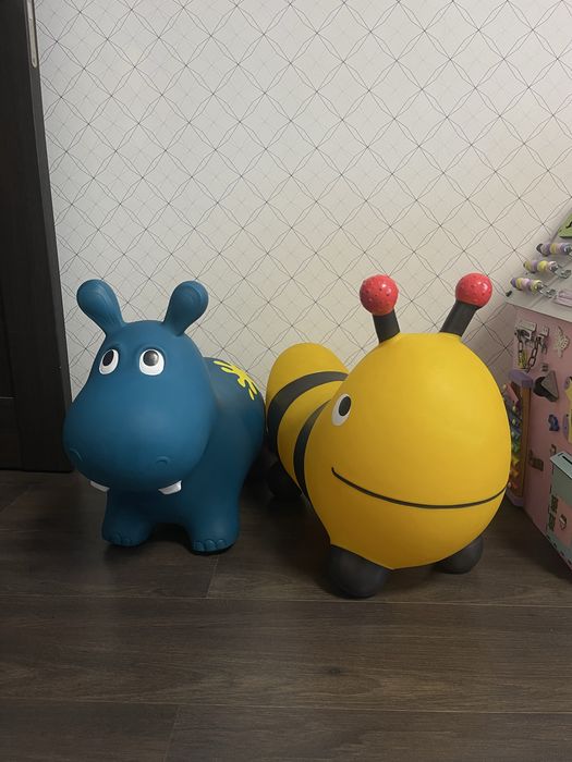 Стрибун бджілка і бегемот