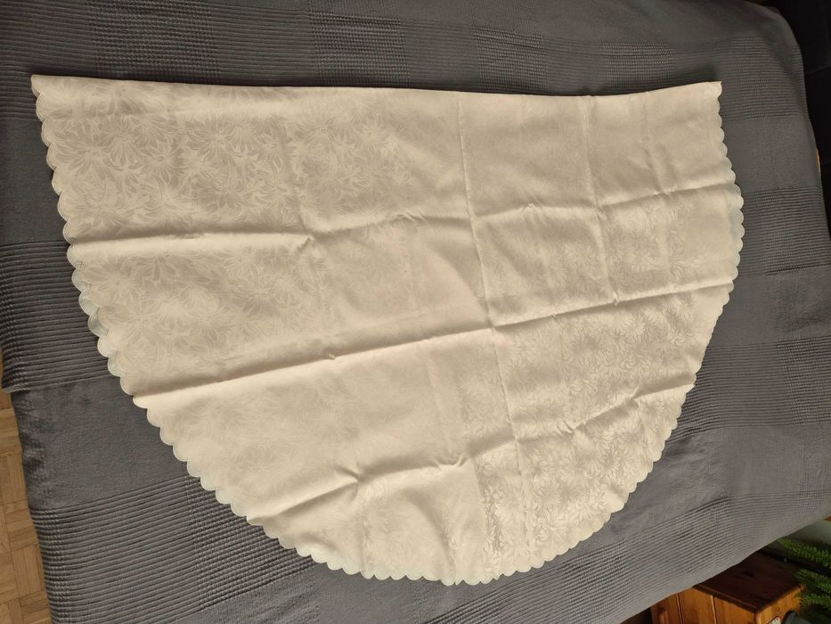 Obrus plamoodporny, owalny w kolorze jasnomorelowym