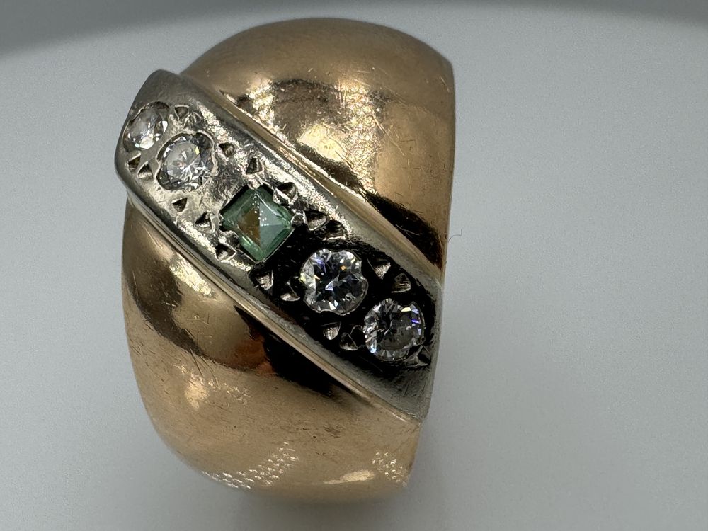 Золотое кольцо с бриллиантами и изумрудом 583