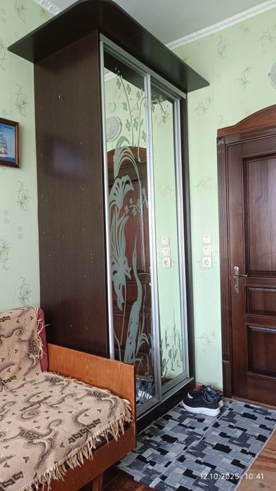 Сдам в долгосрочную аренду комнату .