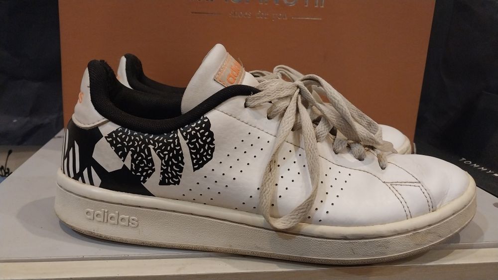 Продам  женские осенние кожаные кроссовки  Adidas