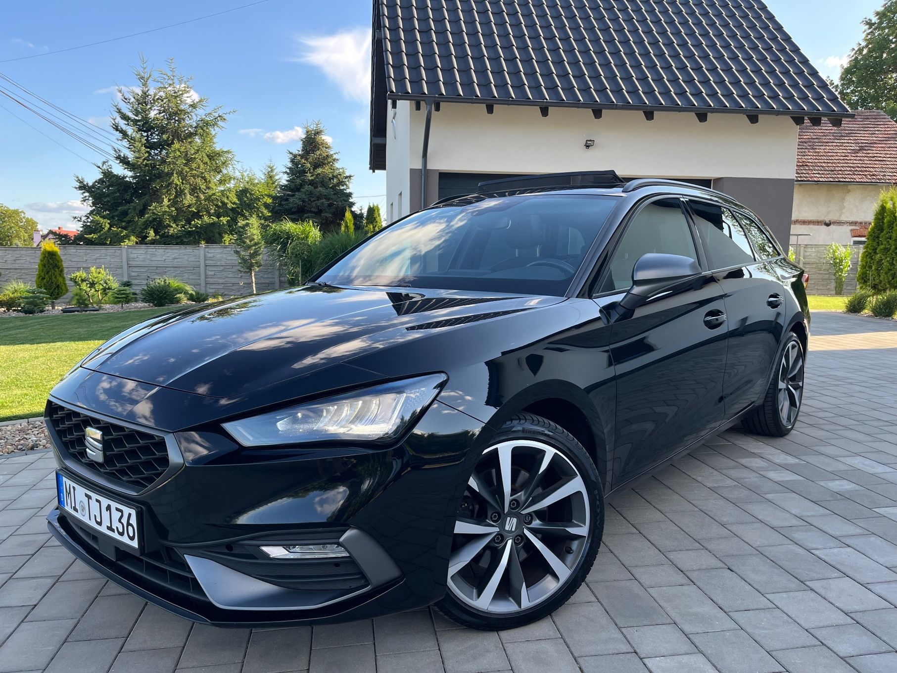 Seat Leon FR-Panorama-LED-Hak-Asystenci jazdy-Virtual-DSG-Beats Audio