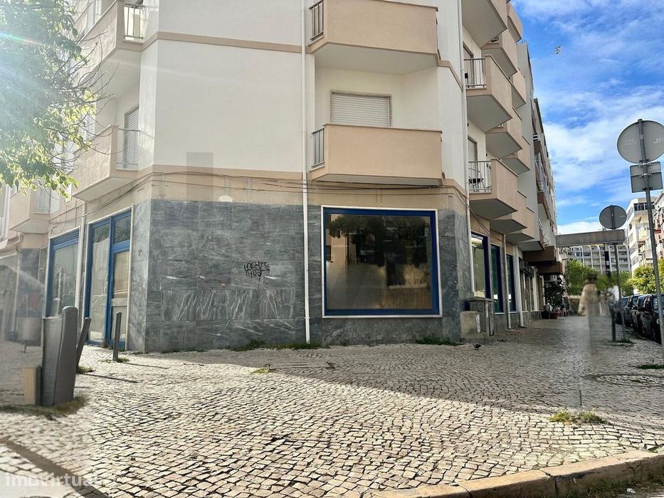 Vende-se Loja com 127,4 m2 numa das principais artérias da Costa da Ca