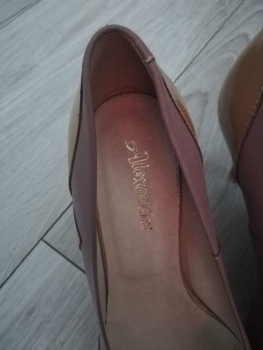 Buty na obcasie.