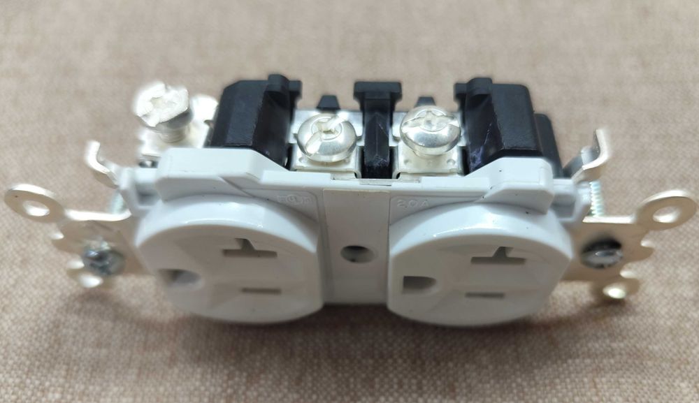 Hi-Fi US розетка The Contender от Acme Audio Labs  (криосеребро + CFC)