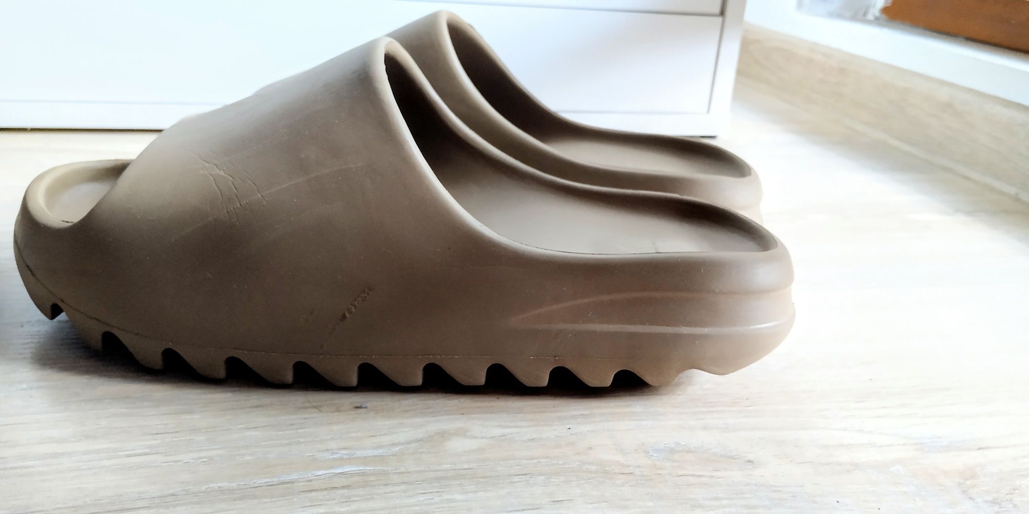 Klapki Yeezy slides