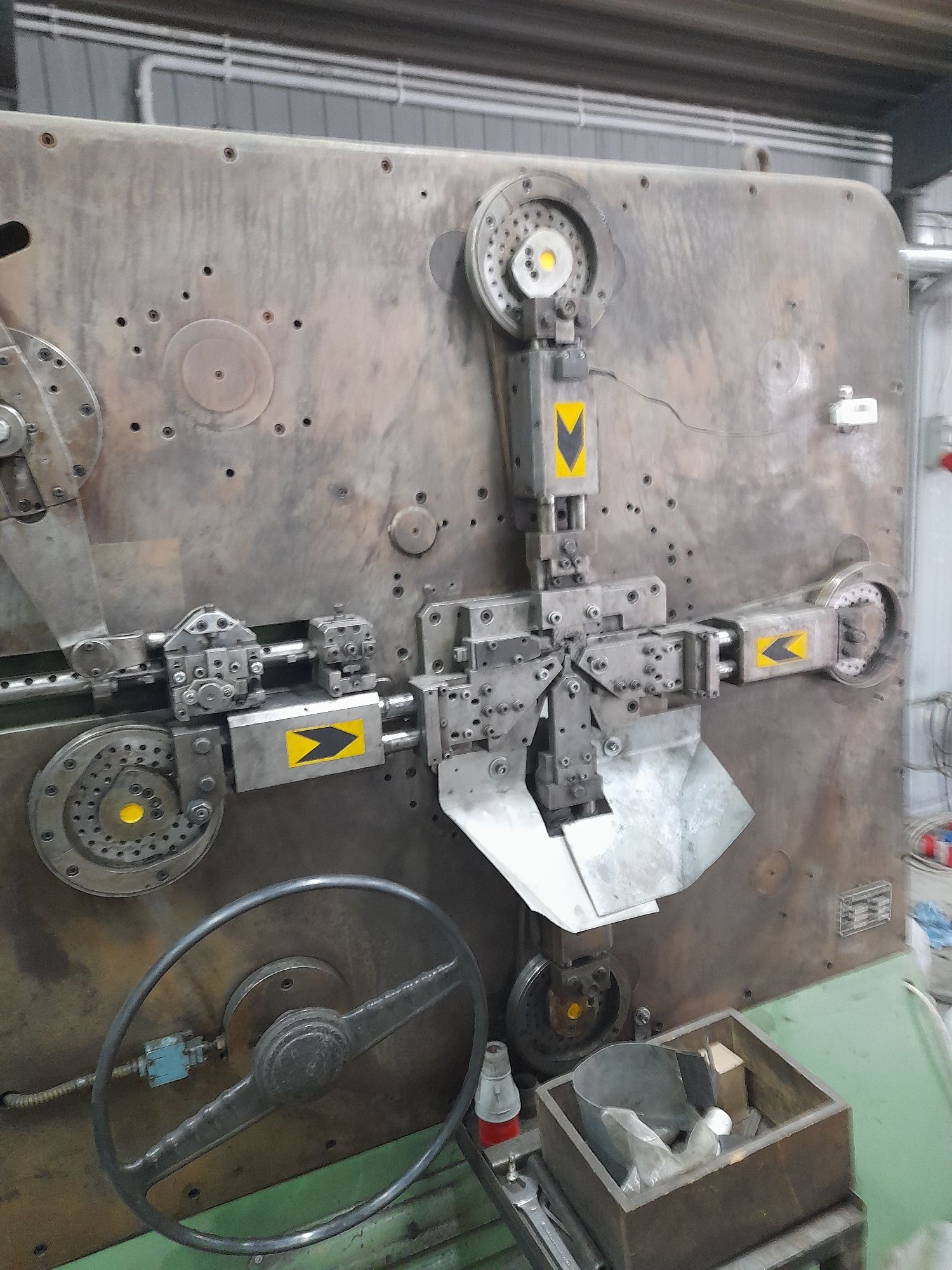 Maszyna Rhema do produkcji okuć metalowych z drutu