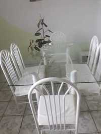 Stół ze szklanym blatem i 6 krzesłami