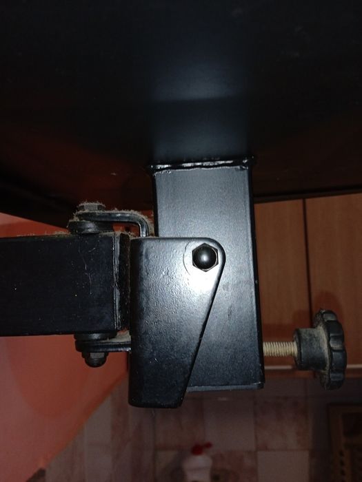 Кронштейн для телевізора поворотний.