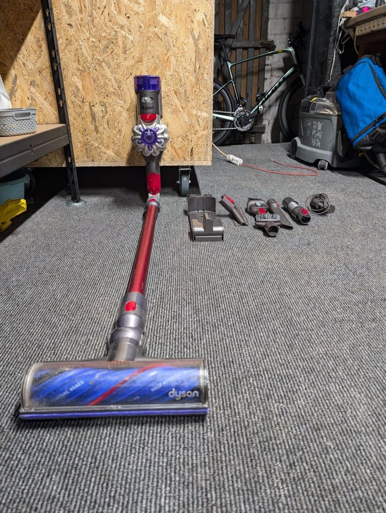 DYSON V8 Extra Absolutne duży zestaw. Odkurzacz bezprzewodowy