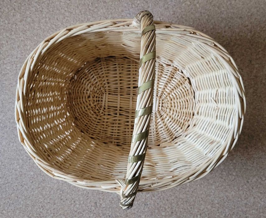 kosz wiklinowy na grzyby na prezenty