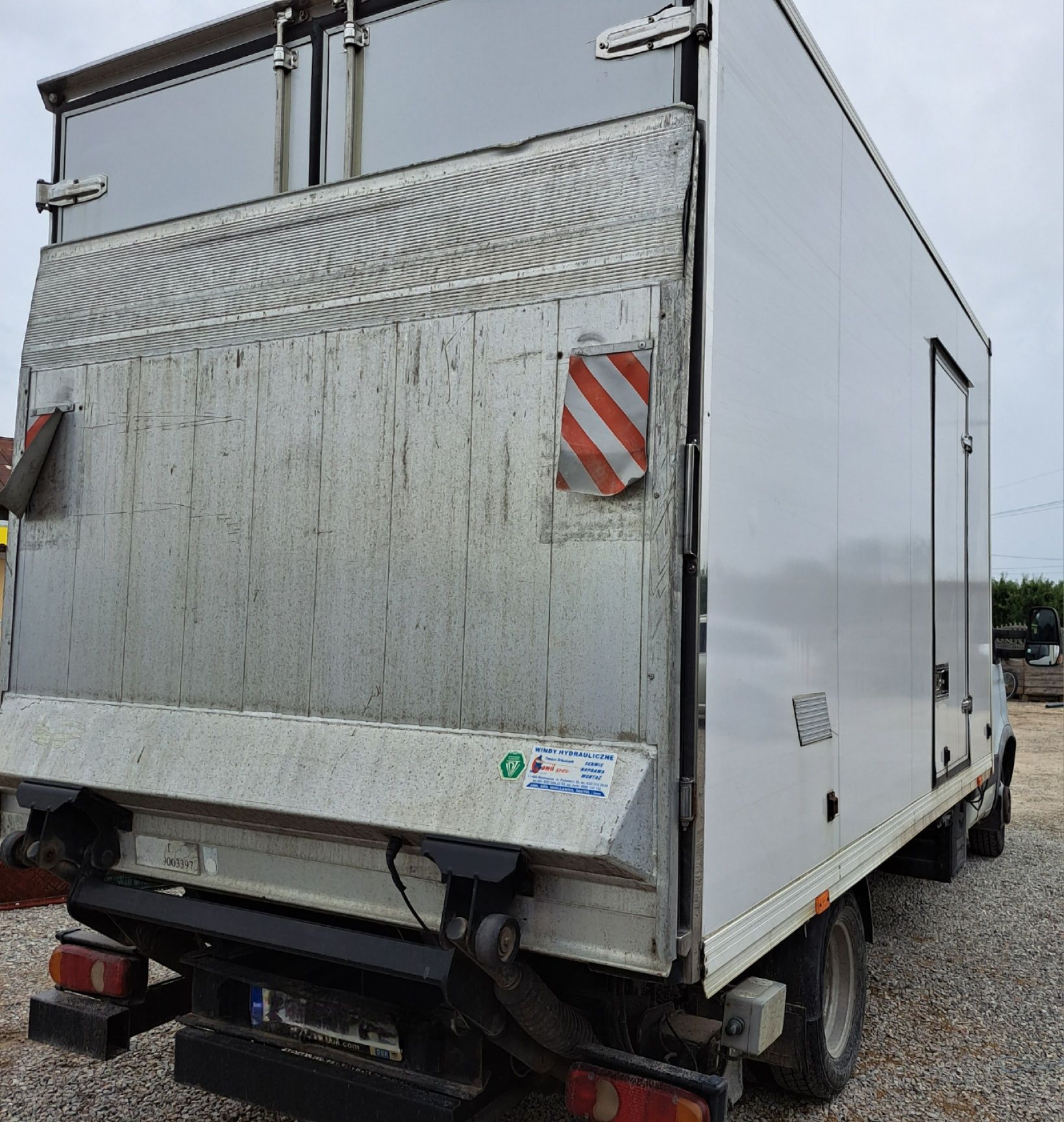 Iveco Daily kontener drzwi + winda 1000kg