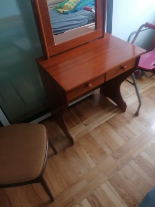 Zestaw mebli drewnianych łóżko materac biurko toaletka