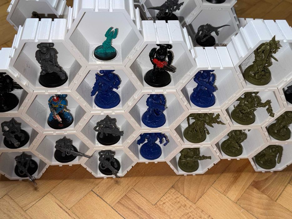 Figurki warhammer 40k + uchwyt ścienny