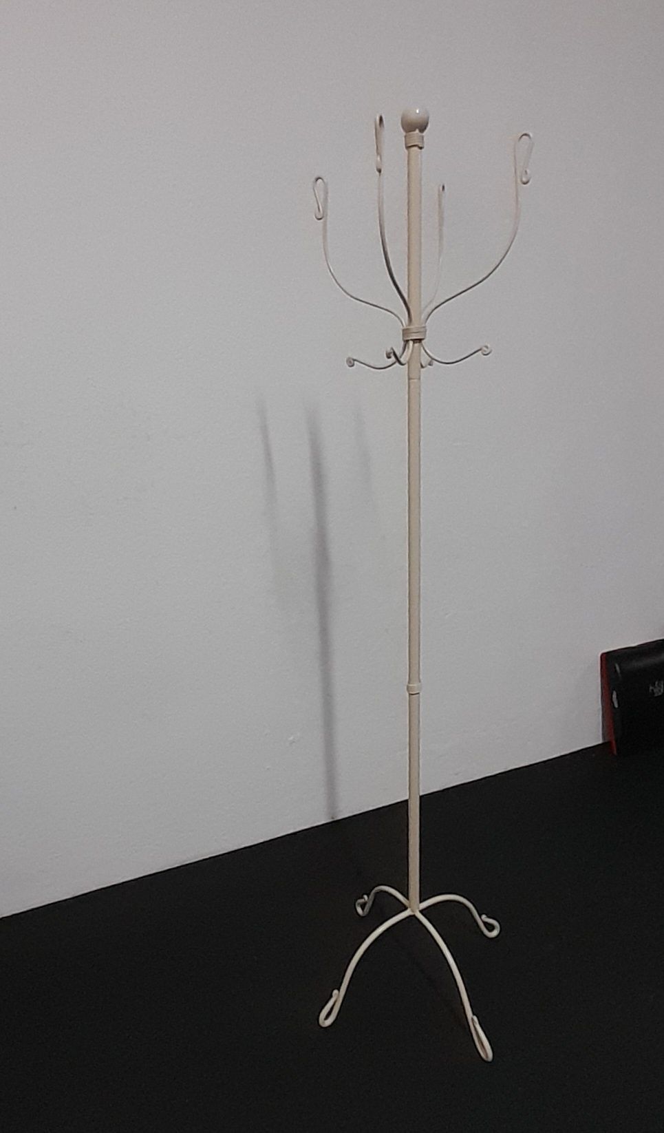Cabide de ferro branco beje.