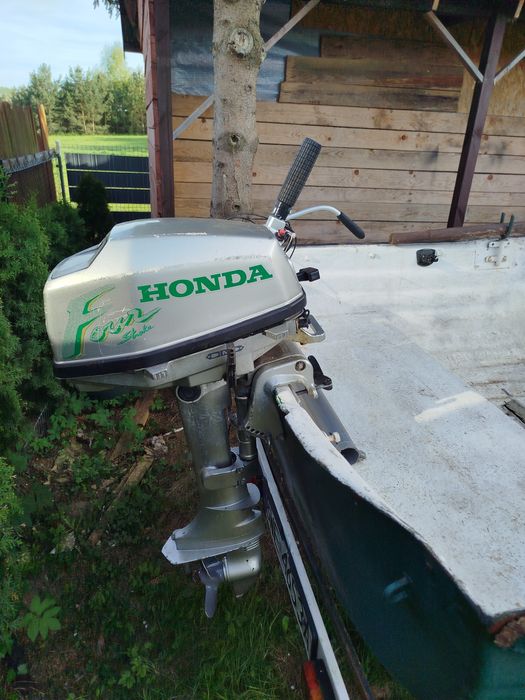 Łódka wędkarska z silnikiem spalinowym