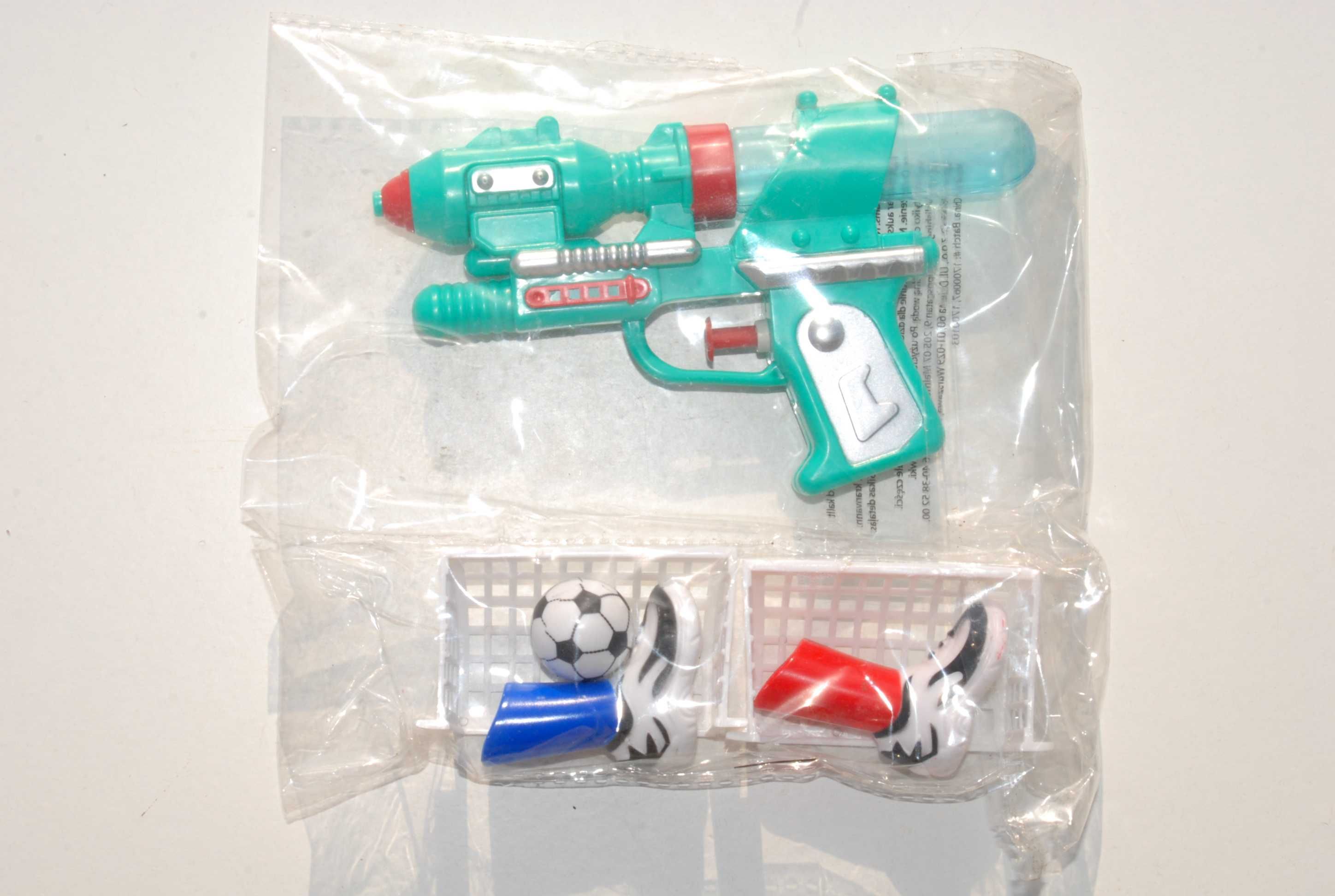 zestaw zabawek pistolet na wodę i piłkarze 2 w 1