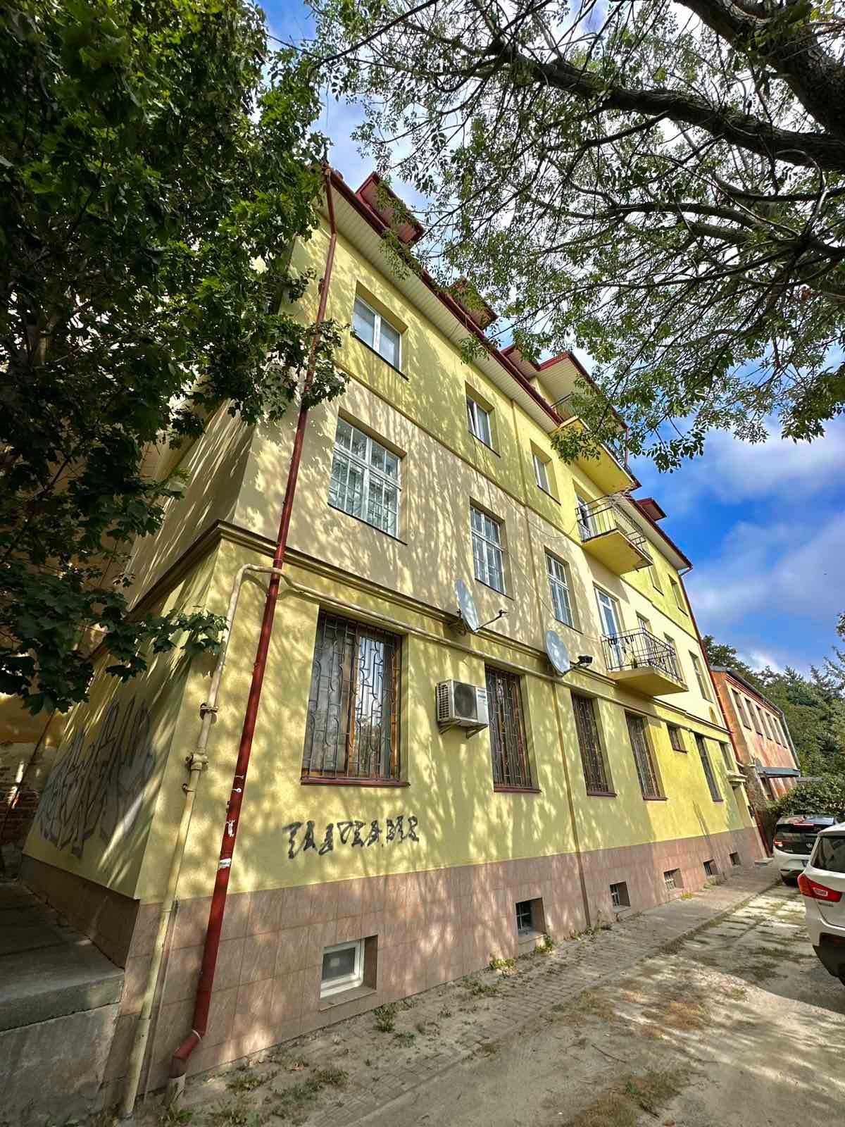 Продаж 3 кім квартири по вул.Мечникова(парковка, підвал)