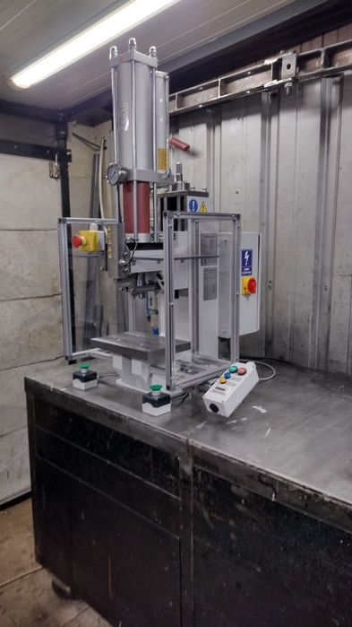 Prasa hydropneumatyczna montażowa (hydrauliczna pneumatyczna)