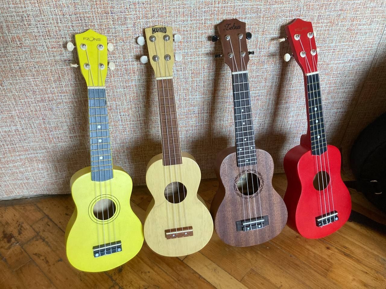 гавайская гитара укулеле разных цветов