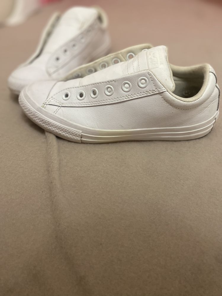 Converse   biale