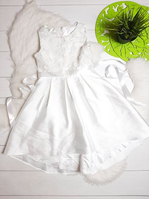 Гарна біла сукня з хвостиком