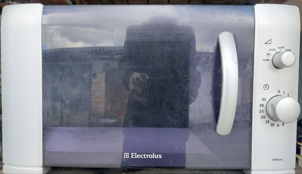 Мікрохвильовка Electrolux EMM2005S