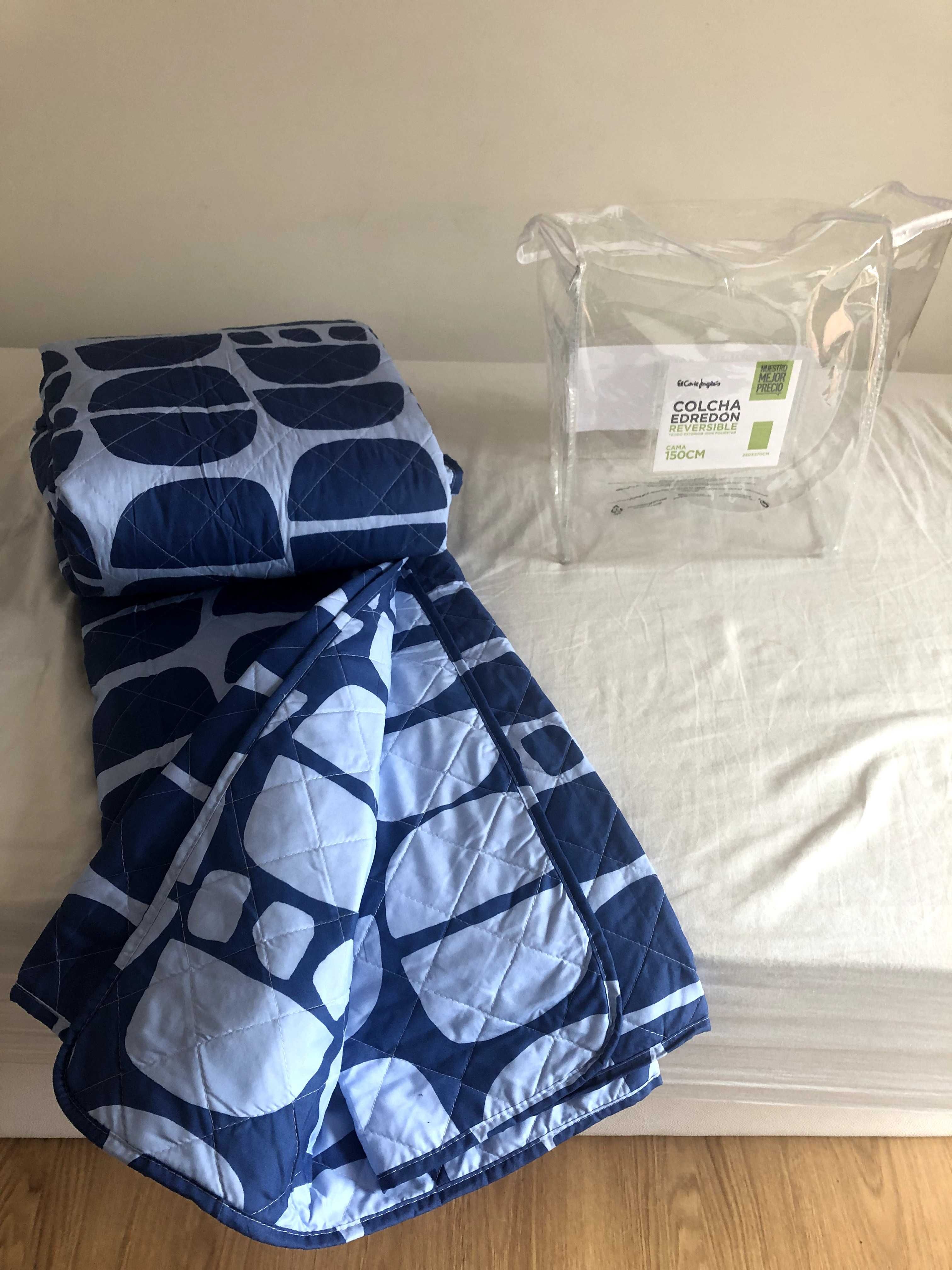 Edredão com estampado azul (250cx270, cama 150)e almofadas decorativas