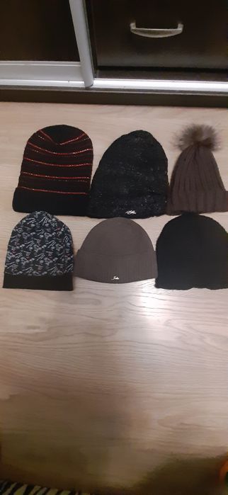 Женские  вязаные шапки