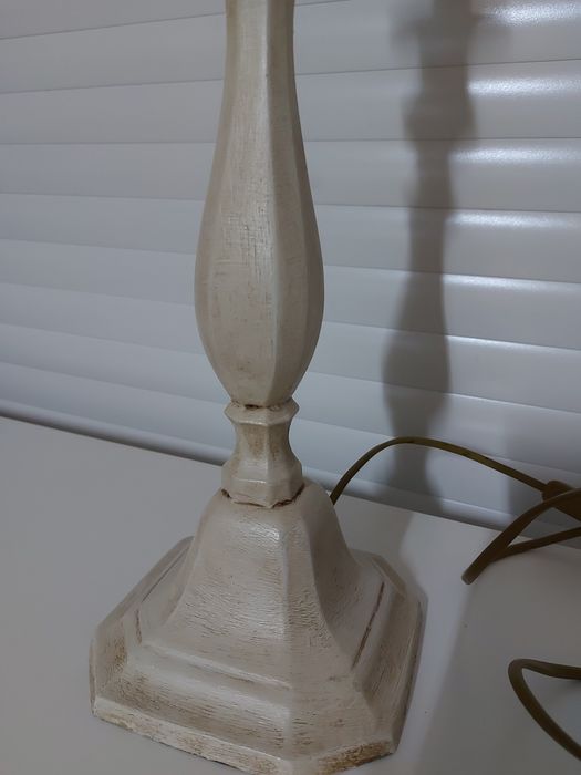 Pe de candeeiro pintado à mão