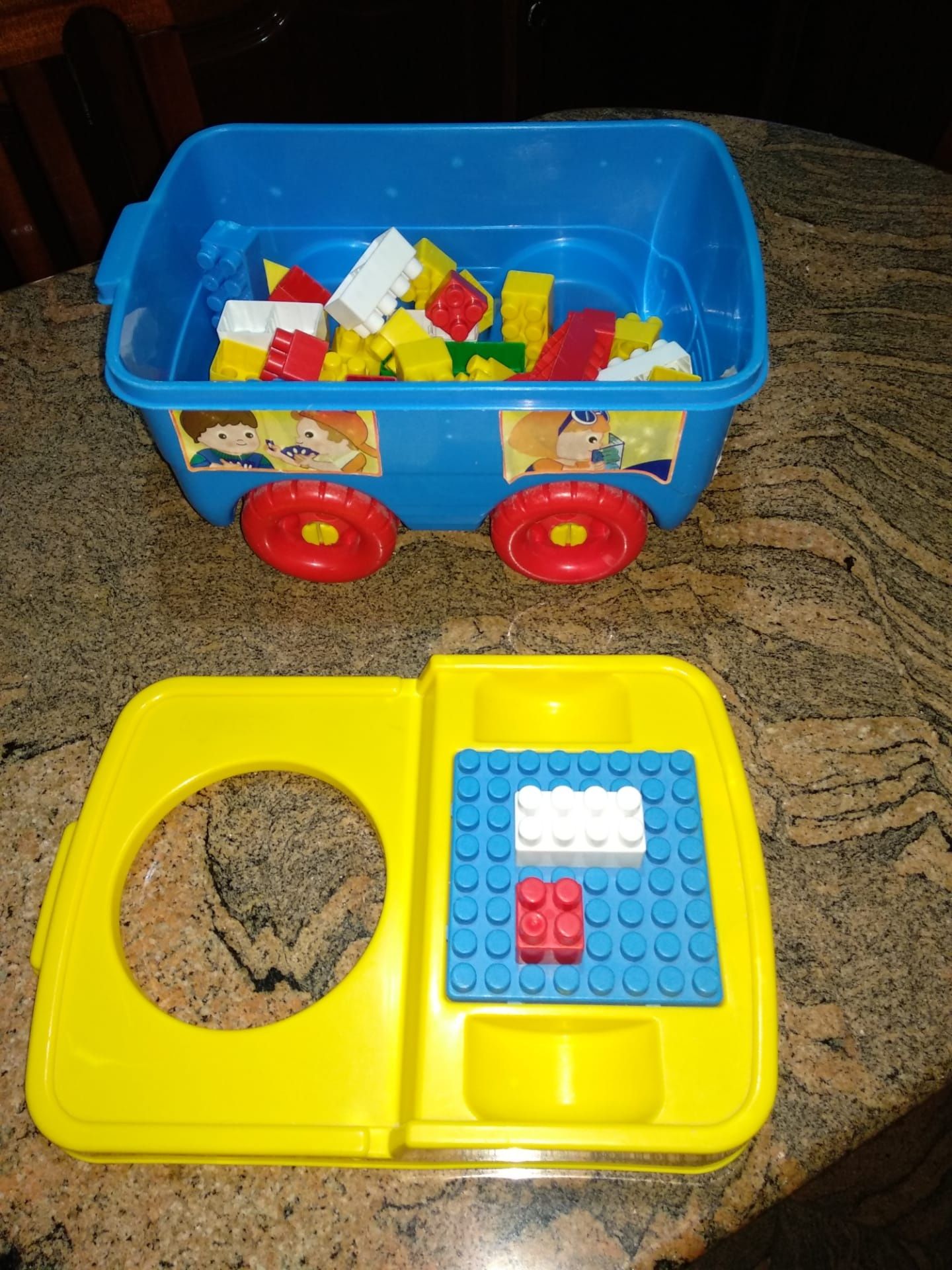 Carro c/ peças de Lego coloridas
