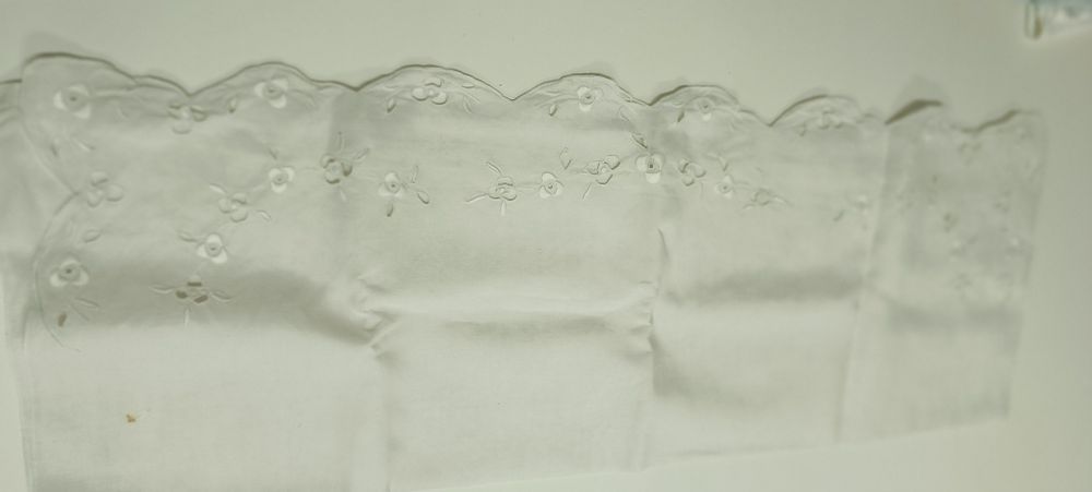 Lençol branco bordado para cama de bebé