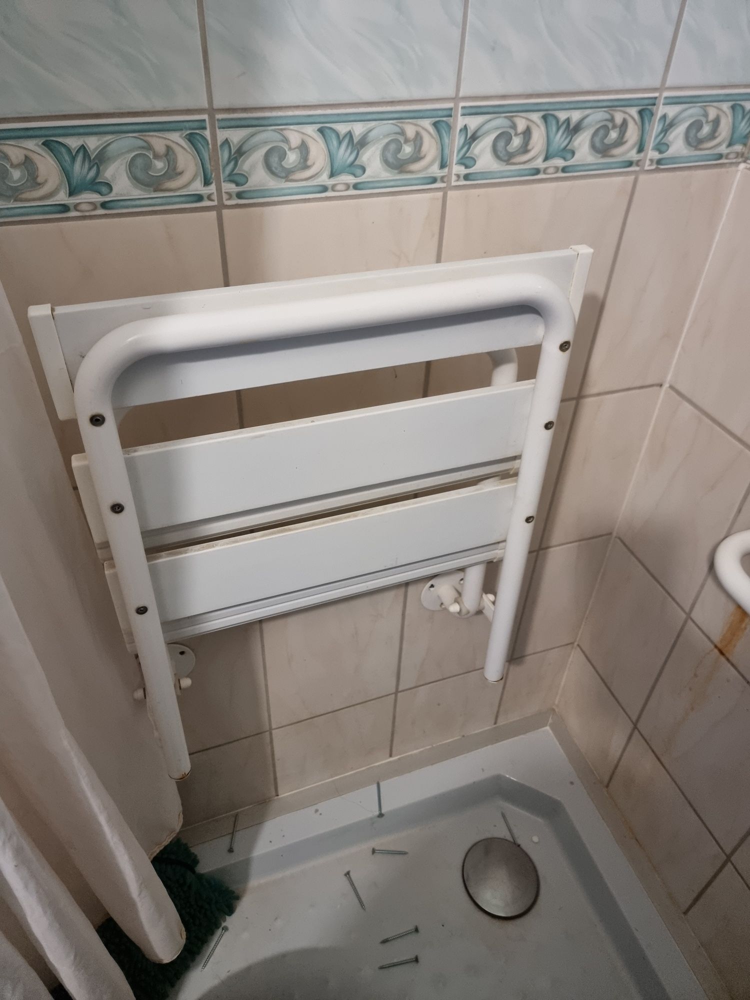 Rozkładane siedzisko pod prysznic
