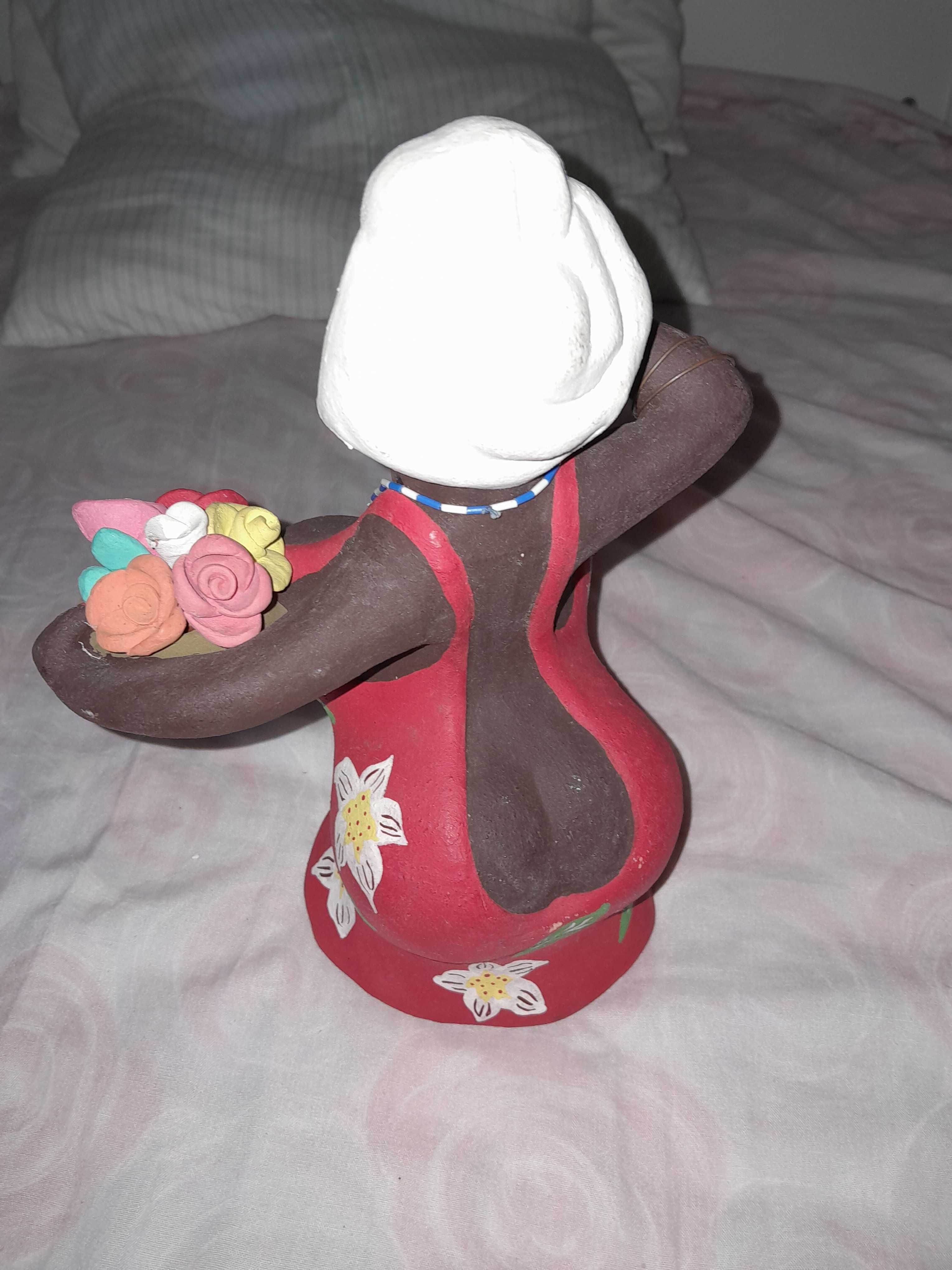 Peça de barro mulher