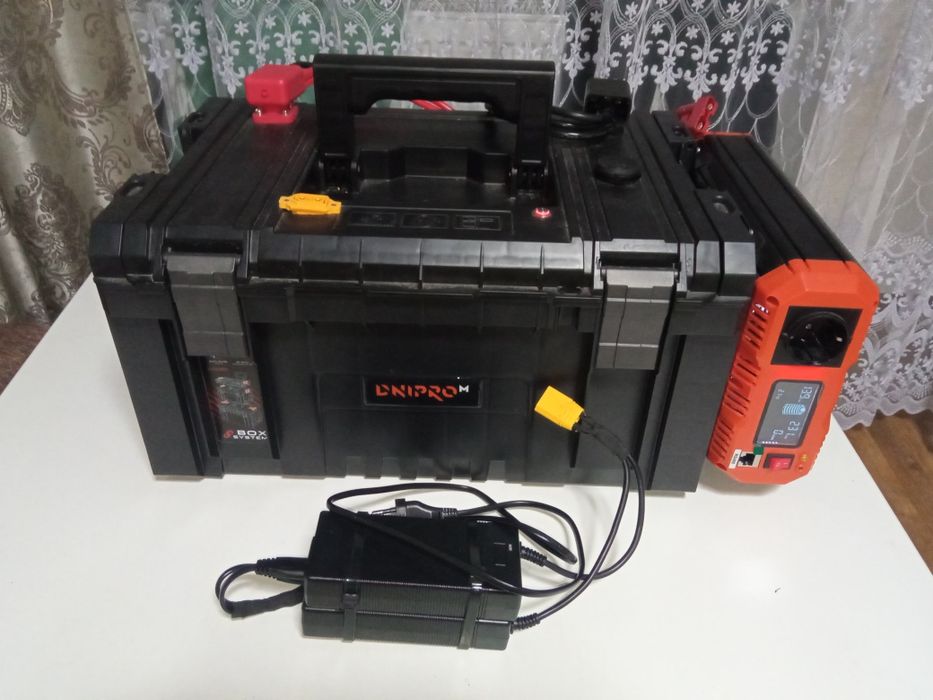 Зарядна станція на 1.8 Kв/год з потужністю 1500Wat