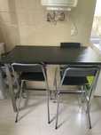 Vendo mesa e cadeiras de pe alto