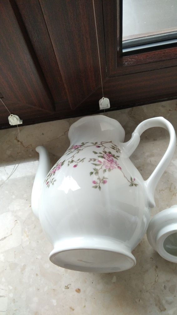 Dzbanek na herbatę porcelana